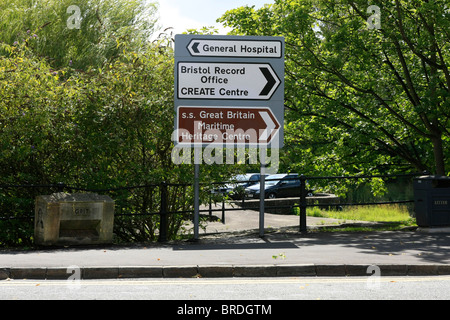 Mehrere Zeichen nach links und rechts in Bristol England Stockfoto