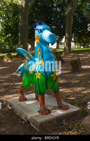 "Cenhinen Bedr" Drachen in einem öffentlichen Park Teil des Superdragons Weges ein Community-Kunst-Projekt in Newport Gwent South Wales Stockfoto