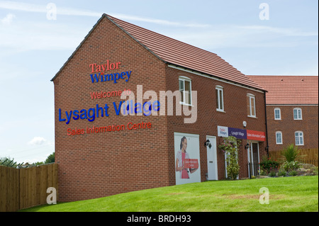 Lysaght Dorfhäuser gebaut von Taylor Wimpey bauseits ehemaligen Stahlwerks in Newport City Gwent South Wales UK Stockfoto