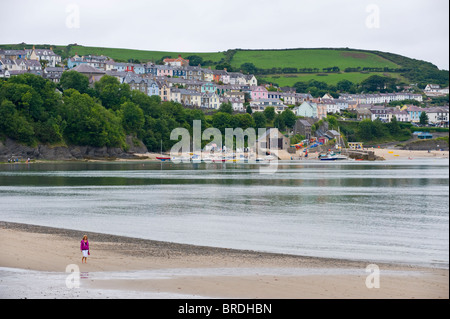 Menschen zu Fuß entlang des Sandstrandes in New Quay, Ceredigion, West Wales, UK Stockfoto