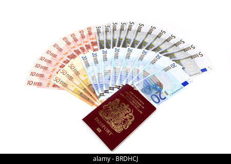 Ein Fan von Euro Geld von 50Euros bis 5Euros und einen britischen Pass ausgebreitet vor einem weißen Hintergrund Stockfoto