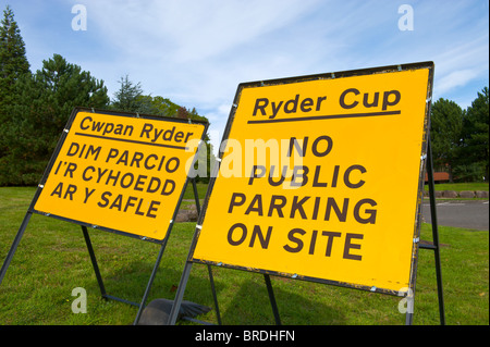 Zweisprachige Parkplatz Schild The Celtic Manor Resort, dem Ryder Cup 2010 in Newport Gwent South East Wales UK stattfindet Stockfoto