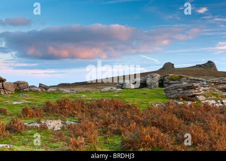 Blick auf Haytor Rocks aus Logan Stein. Dartmoor-Nationalpark. Stockfoto