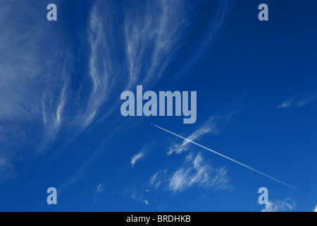 Cirrus Spissatus Wolken hoch über Somerset mit einem Flugzeug verlassen einen Dampf Kondensstreifen Kondensstreifen Stockfoto