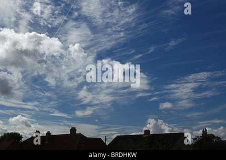 Cirrus Spissatus Wolken hoch über Somerset Stockfoto