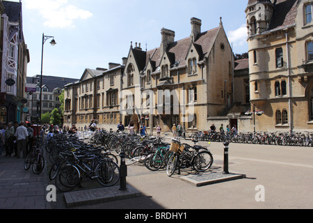 Geparkte Fahrräder Broad Street Oxford Mai 2010 Stockfoto