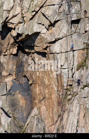 Kletterer mit Seilen aufsteigenden Bosigran Cliff, Morvah, Cornwall Stockfoto