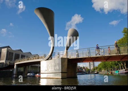 Moderne Fußgängerbrücke über den schwimmenden Hafen am schmalen Kai im Zentrum von Bristol Stockfoto