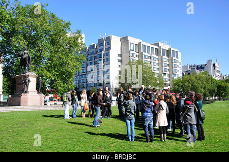 Gruppe auf Tour von Denkmälern, Hyde Park Corner, City of Westminster, London, England, Vereinigtes Königreich Stockfoto