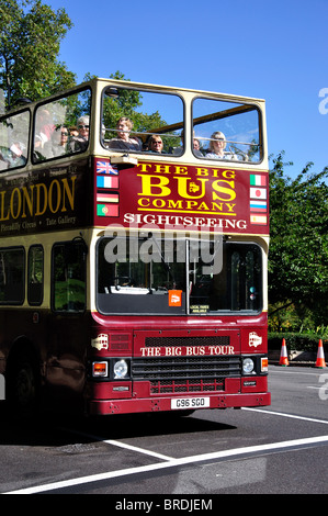 Tour-Bus warten an der Ampel, Hyde Park Corner, City of Westminster, Greater London, England, Vereinigtes Königreich Stockfoto