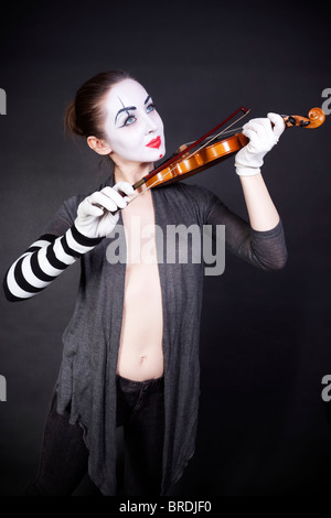 Frau Mime das Geigenspiel auf schwarzem Hintergrund Stockfoto