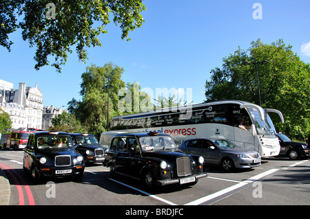 Verkehr, warten an der Ampel, Hyde Park Corner, City of Westminster, Greater London, England, Vereinigtes Königreich Stockfoto