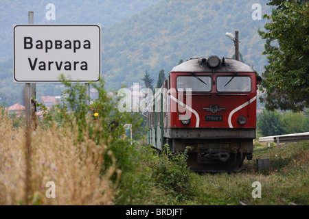 Diesel Lokomotive Serie 77 der bulgarischen Staatsbahn auf der Schmalspur-Linie durch die Rhodopen Stockfoto