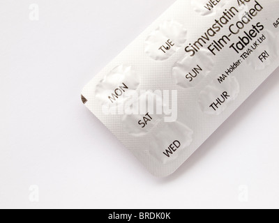 Simvastatin Tabletten zur Senkung des Cholesterinspiegels durch tägliche Dosis mit Verpackung zeigt Tage als Erinnerung Stockfoto