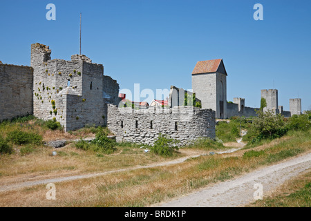 Der östliche Teil der mittelalterlichen Stadtmauer, die Stadtmauer, um die Hansestadt Visby auf der schwedischen Insel Gotland in der Ostsee. Stockfoto