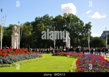 Blumenbeete und Bäume von Buckingham Palace, dem Green Park, Westminster, London, England, Vereinigtes Königreich Stockfoto