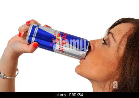 "Red Bull" Energy-Drink, Frau trinkt eine Dose "Red Bull" Stockfoto