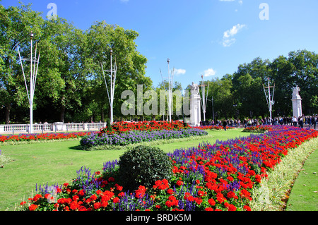 Blumenbeete und Bäume von Buckingham Palace, dem Green Park, Westminster, London, England, Vereinigtes Königreich Stockfoto