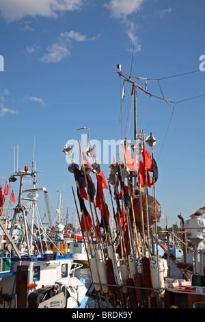 Boje Markierungen mit Fahnen und Ausrüstung auf Angelboote/Fischerboote in Gilleleje Hafen, Dänemark Stockfoto