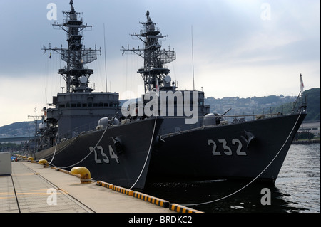 Kriegsschiffe der japanischen Maritime Self Defense Force verankert entlang des Ufers in Sasebo, Japan. 19 Sep 2010 Stockfoto