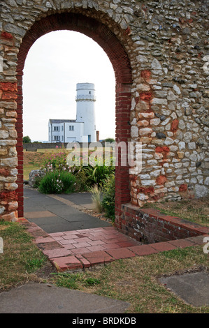 Der alte Leuchtturm, gesehen durch die Tür der St Edmund Kapelle Ruinen von Hunstanton, Norfolk, England, Vereinigtes Königreich. Stockfoto