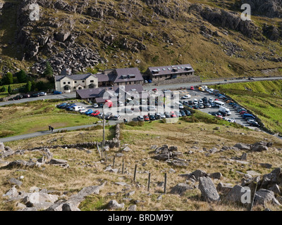 Pen-y-Pass-Jugendherberge, Parkplatz und Café an der Spitze von Llanberis Pass in Snowdonia. Stockfoto