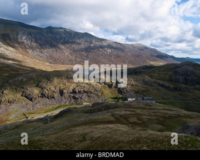 Pen Sie-y-Pass Jugendherberge an der Spitze von Llanberis Pass in Snowdonia. Glyder Fach und Llyn Cwmffynnon bilden den Hintergrund Stockfoto