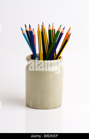 Bleistifte in einen Topf geben. Stockfoto