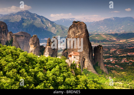 Das Roussano-Kloster unter der spektakulären Meteora Berge, Meteora, Ebene von Thessalien, Griechenland, Europa Stockfoto