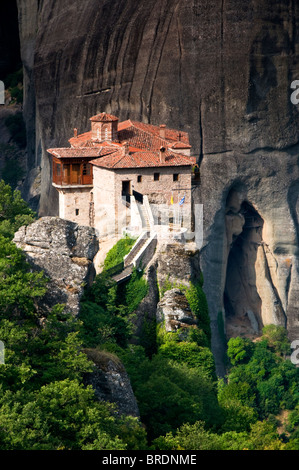 Das Roussano-Kloster unter der spektakulären Meteora Berge, Meteora, Ebene von Thessalien, Griechenland, Europa Stockfoto