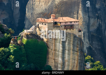 Das Roussano-Kloster unter der spektakulären Meteora Berge, Meteora, Ebene von Thessalien, Griechenland, Europa Stockfoto