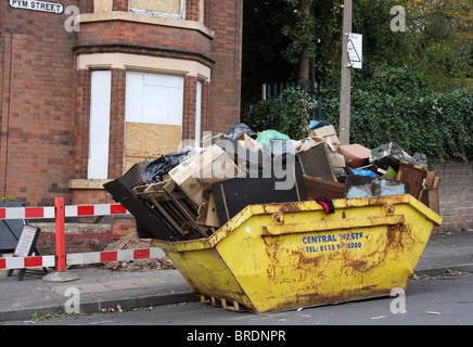 Ein überspringen vor einem Haus in einer Stadt, U.K. Stockfoto