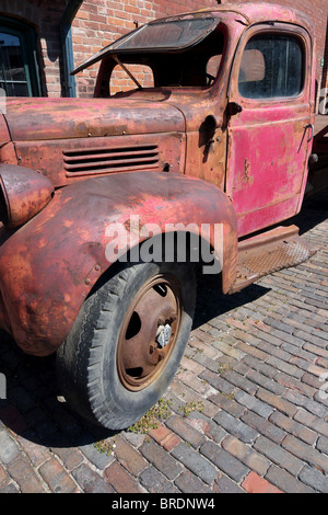 Eine dreiviertel-Ansicht eine rostige alte Fargo Pick-up LKW geparkt in den Distillery District in Toronto. Stockfoto