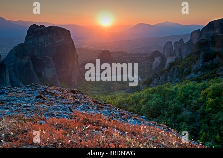 Die Roussano & St Nicholas Klöster unter der spektakulären Meteora Berge bei Sonnenuntergang, Meteora, Ebene von Thessalien, Griechenland Stockfoto