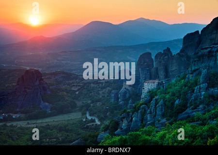 Die Roussano & St Nicholas Klöster unter der spektakulären Meteora Berge bei Sonnenuntergang, Meteora, Ebene von Thessalien, Griechenland Stockfoto