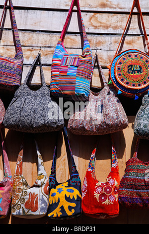 Schaufenster von Handtaschen in den großen Basar, Istanbul, Türkei Stockfoto