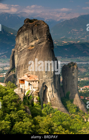 Das Roussano-Kloster unter der spektakulären Meteora Berge, Meteora, Ebene von Thessalien, Griechenland, Europa Stockfoto