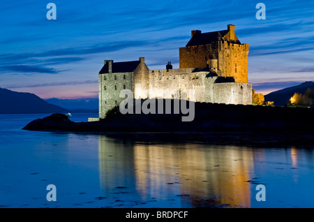 Eilean Donan Castle bei Nacht, Loch Duich, Schottisches Hochland, Schottland, UK Stockfoto