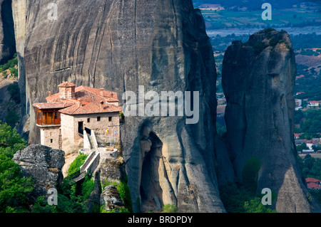 Das Roussano-Kloster unter der spektakulären Meteora Berge, Meteora, Ebene von Thessalien, Griechenland, Europa Stockfoto