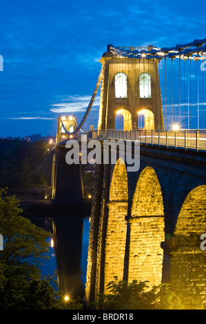 Menai Bridge über die Menai Straits nachts, Anglesey, North Wales, UK Stockfoto