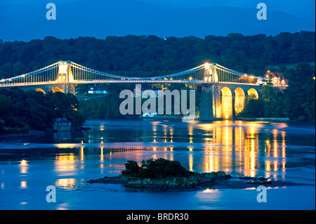 Menai Bridge über die Menai Straits nachts, Anglesey, North Wales, UK Stockfoto