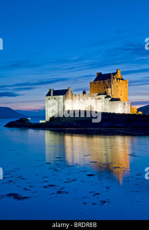 Eilean Donan Castle bei Nacht, Loch Duich, Schottisches Hochland, Schottland, UK Stockfoto