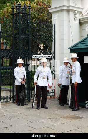 Die lächelnde königliche Garde auf ihrem Posten im Royal Grand Palace, Bangkok, Thailand Stockfoto