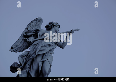 Bernini Engel mit gebrochenen Lanze auf Ponte San Angelo in Rom, Italien Stockfoto