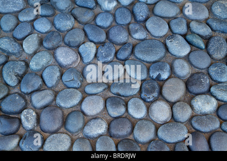 Bettumrandung blau grau glatt Flüsse Töne in Beton Stockfoto