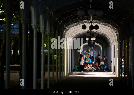 Überdachte Fußgängerzone Arkade mit den Park Springs in Vichy (Frankreich). Galerie découverte du Parc des Quellen de Vichy (Frankreich). Stockfoto