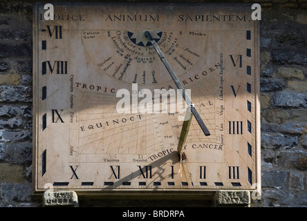 18. Jahrhundert Sonnenuhr (1777) an der Wand von Eyam Parish Church of St Lawrence, Derbyshire, England Stockfoto