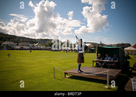 Die Oban-Show im Argyle & Bute, Schottland. Landwirtschaftsausstellung mit Vieh, regionale Produkte und Auszeichnungen. Dudelsack-Spieler. Stockfoto