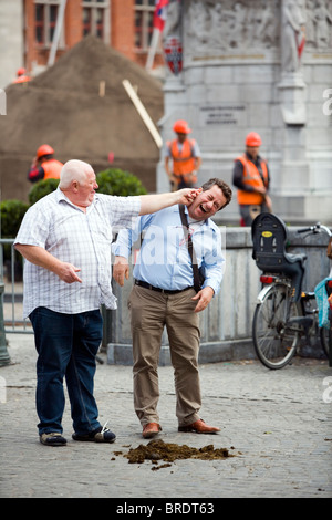 Zwei Freunde diskutieren Pferd-Poo in Market Square, Brügge, Belgien, Europa Stockfoto