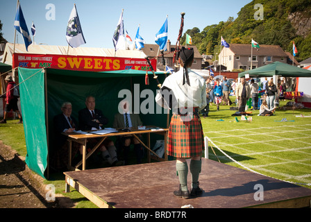 Die Oban-Show im Argyle & Bute, Schottland. Landwirtschaftsausstellung mit Vieh, regionale Produkte und Auszeichnungen. Dudelsack-Spieler. Stockfoto